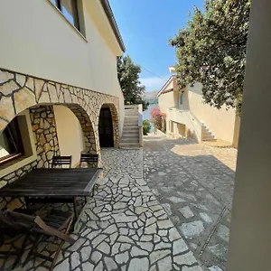 Victoria Stara Baška